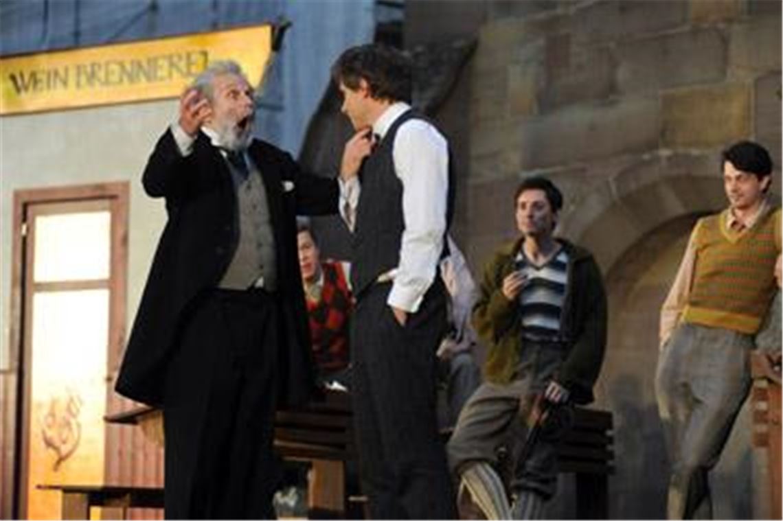 Die Pennäler treiben in der Feuerzangenbowle mit ihrem Professor Crey so manchen üblen Scherz  etwa mit den vermeintlichen Folgen eines Tropfen Likörs. 
 Foto: Fotomoment