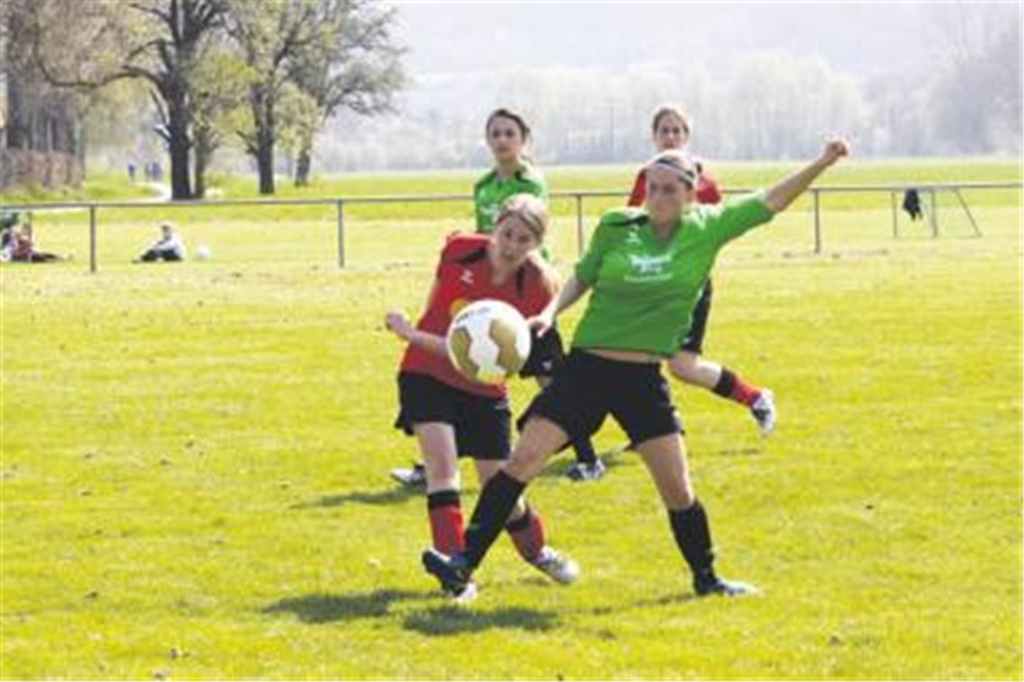 Die Personaldecke ist dünn, gegen Spitzenreiter Hegnach gelingt Denise Deißer (li.) wenigstens der zwischenzeitliche Anschlusstreffer. Foto: Eigner