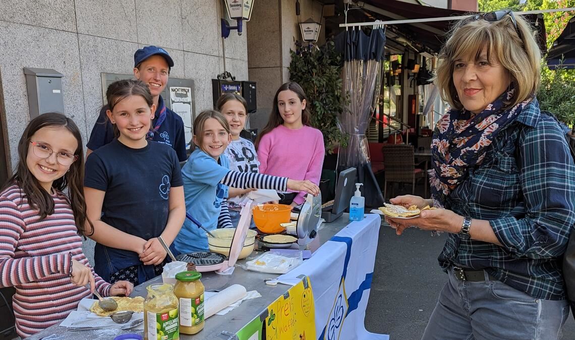 Pfadfinderinnen backen fürs Tierheim Die Pfadfinderinnen Alessia (v.li.), Luisa, Gruppenleiterin Corina Reinhardt, Annika, Sophia und Stella mit Kundin. Foto: privat