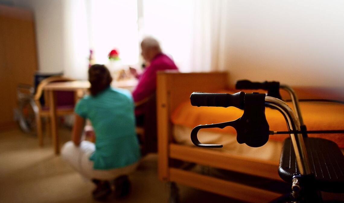 Die Pflegereform ist nun beschlossen und vom Bundestag abgesegnet. (Symbolbild)