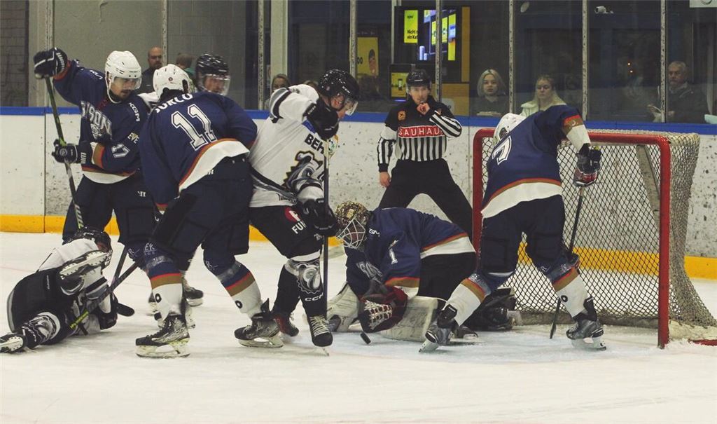 Die „Pforzheim Bisons“ (blaue Trikots) lassen im Spiel gegen die „Mad Dogs“ nichts anbrennen. Foto: Keller