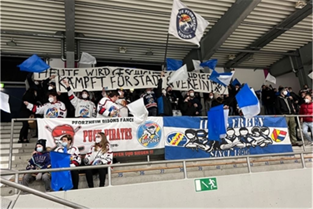 Die Pforzheim Bisons hoffen darauf, dass die Fans ihre Mannschaft lautstark unterstützen – wie hier im ersten Viertelfinalspiel gegen die zweite Garde der Steelers. Foto: Rubner