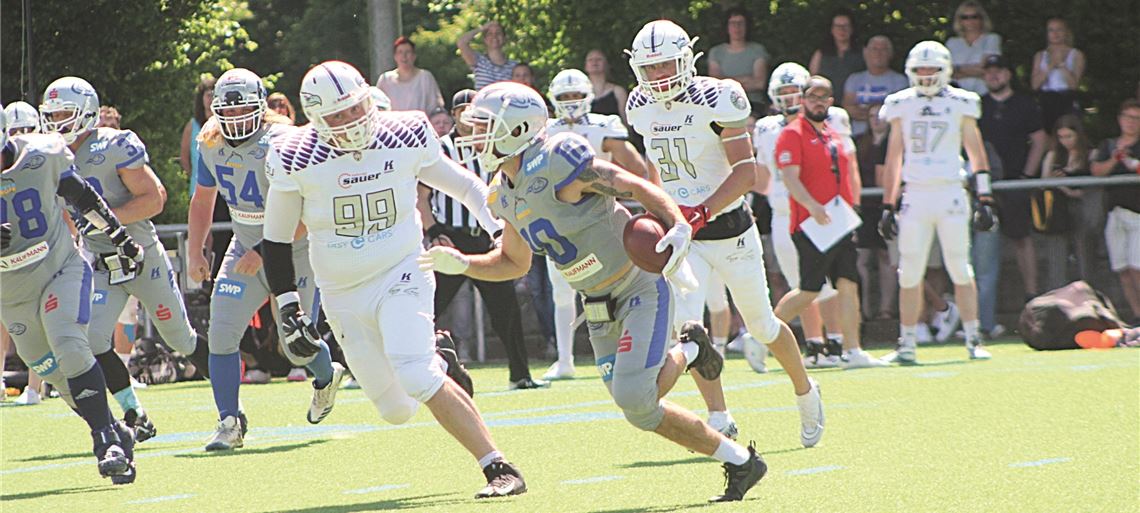 Die Pforzheim Wilddogs – am Ball Alec Tatum – dominieren die Regionalliga-Begegnung bei den Reutlingen Eagles.Foto: Kerstin Gienger