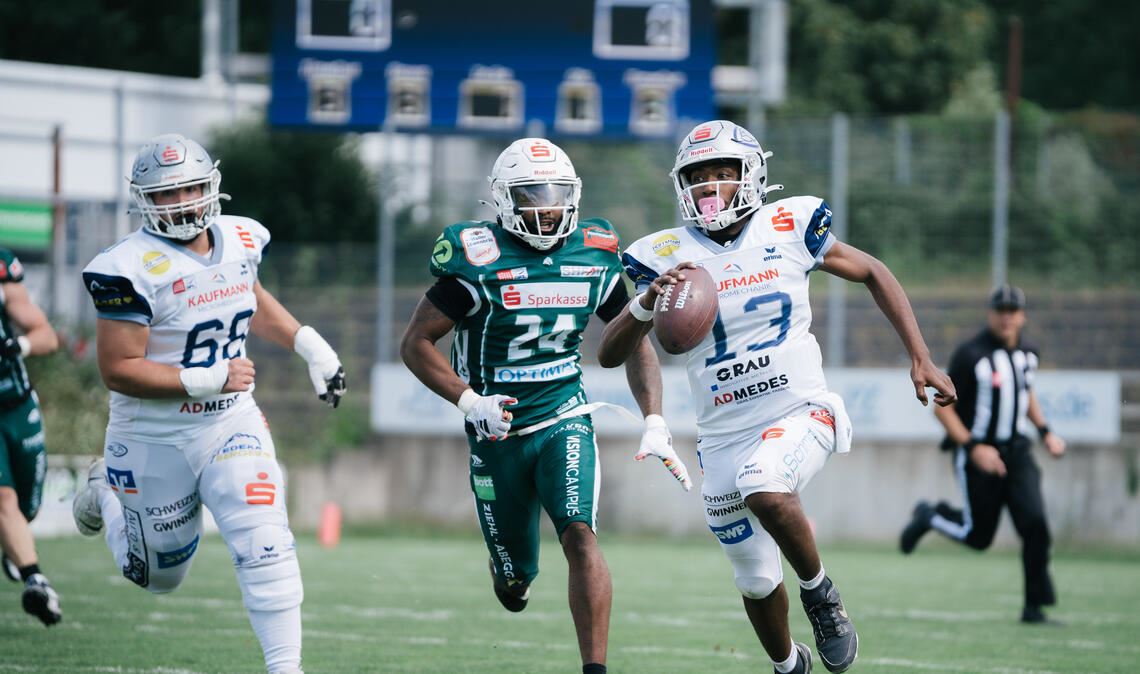 Die Pforzheim Wilddogs (in Weiß) wollen sich Rang zwei im Heimspiel gegen München wieder zurückholen. Foto: Siebert
