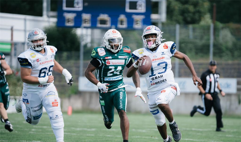 Die Pforzheim Wilddogs (in Weiß) wollen sich Rang zwei im Heimspiel gegen München wieder zurückholen. Foto: Siebert