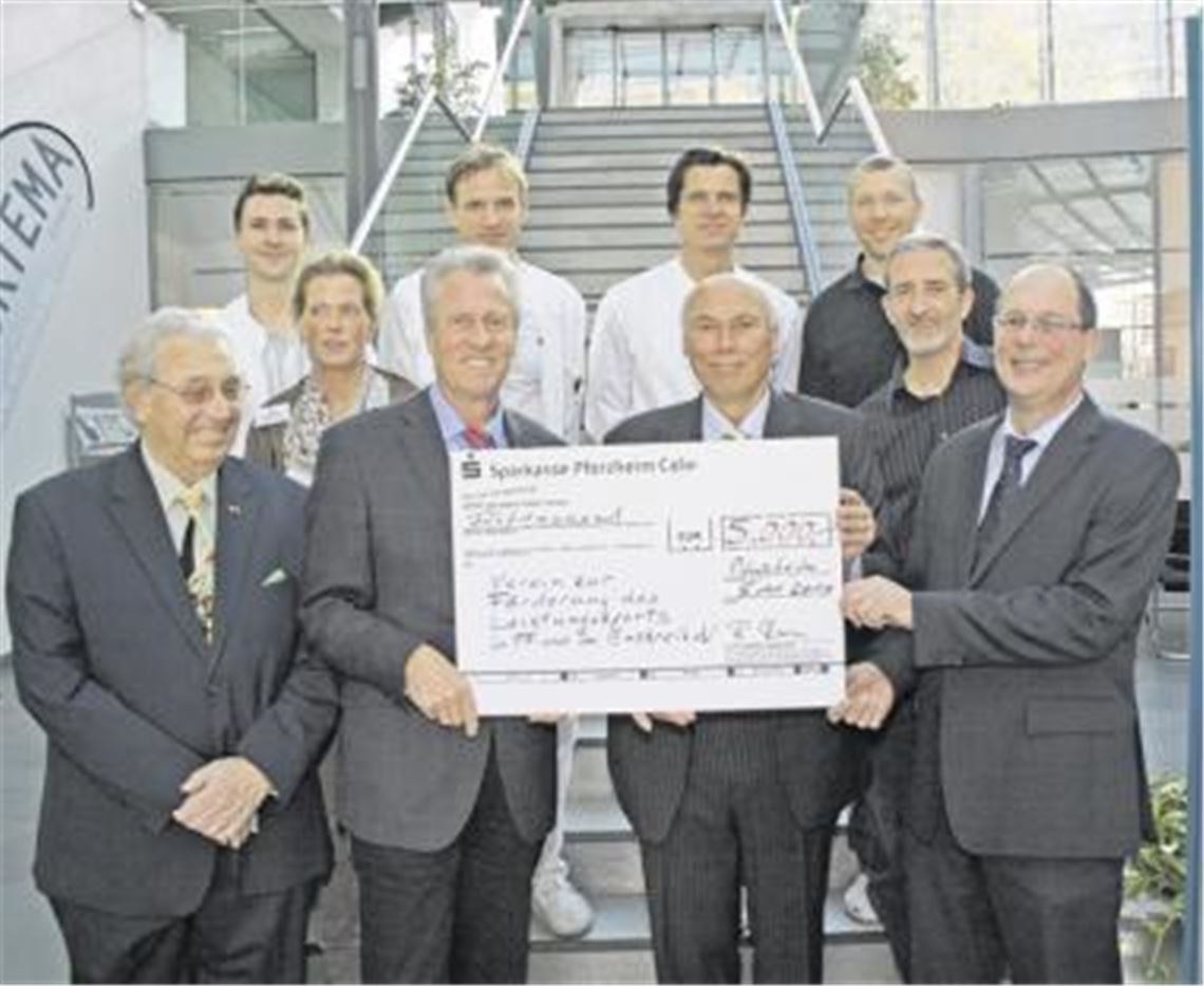 Die Pforzheimer Arcus-Klinik spendet für den Sport: Werner Kaiser und Stiftungs-Vorsitzender Jürgen Kurz (vorne v.li.) und Stephan Scholl (re.) nehmen den Scheck vom ärztlichen Direktor der Klinik Bernhard Rieser entgegen. Im Hintergrund Sybille Botz von der Klinik-Leitung sowie die Klinik-Ärzte Dr. Markus Heinichen, Dr. Runald Ossen, Prof. Dr. Rüdiger Schmidt-Wiethoff, Dr. Boris Hollinger und Dr. Ludwig Bös (v.li.) Foto: privat