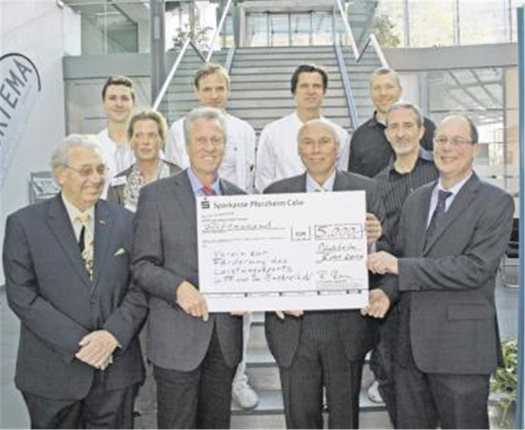 Die Pforzheimer Arcus-Klinik spendet für den Sport: Werner Kaiser und Stiftungs-Vorsitzender Jürgen Kurz (vorne v.li.) und Stephan Scholl (re.) nehmen den Scheck vom ärztlichen Direktor der Klinik Bernhard Rieser entgegen. Im Hintergrund Sybille Botz von der Klinik-Leitung sowie die Klinik-Ärzte Dr. Markus Heinichen, Dr. Runald Ossen, Prof. Dr. Rüdiger Schmidt-Wiethoff, Dr. Boris Hollinger und Dr. Ludwig Bös (v.li.) Foto: privat