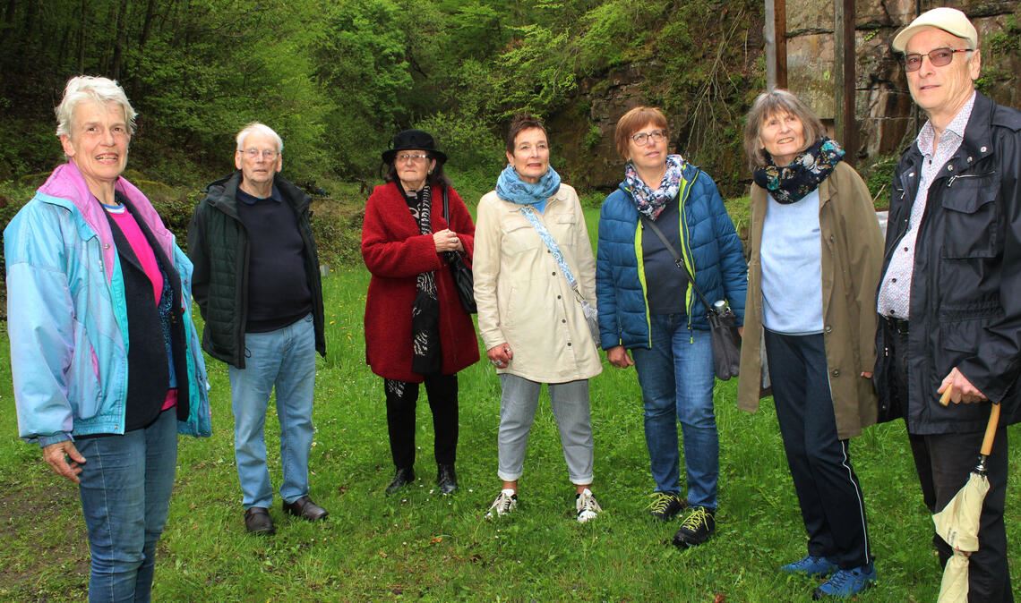Die Pforzheimer Künstlerin Sibylle Burrer (li.) führt am Samstag interessierte Besucherinnen und Besucher durch ihren Maulbronner Steinbruch. Fotos: Prokoph