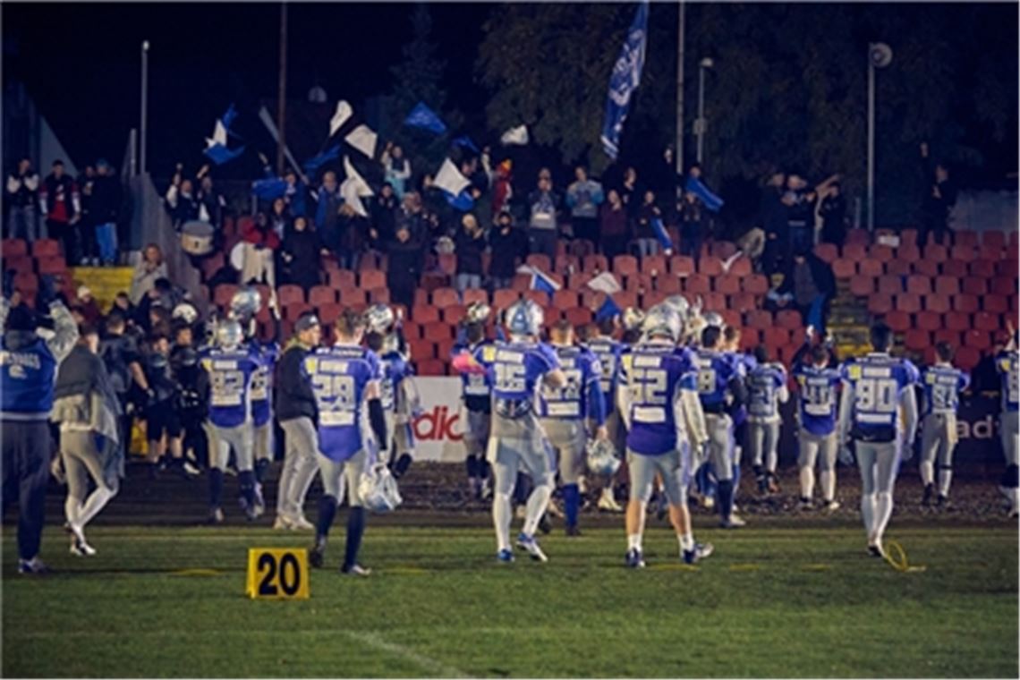 Die Pforzheimer Spieler bedanken sich in Ingolstadt beim mitgereisten Angang für die Unterstützung. Julian Hansen