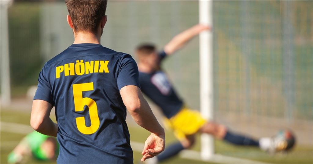 Die Phönix-Fußballer beißen sich nach dem 3:2 in der Bezirksliga hinter den beiden Spitzenteams aus Bietigheim fest. Archivfoto: vh