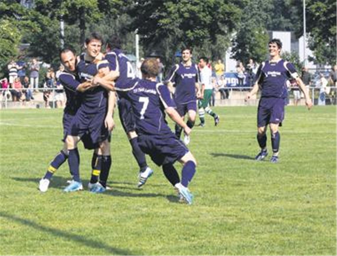 Die Phönix-Mannschaft jubelt mit Martin Maier (2.v.li.) nach dessen strammem Schuss zur zwischenzeitlichen 2:0-Führung.
Foto: Eigner