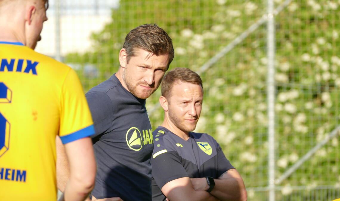 Die Phönix-Trainer Martin Maier (li.) und Sören Christofori können nach dem Spiel in Schwieberdingen aufatmen - wenn auch noch nicht endgültig. Symbolfoto: Archiv
