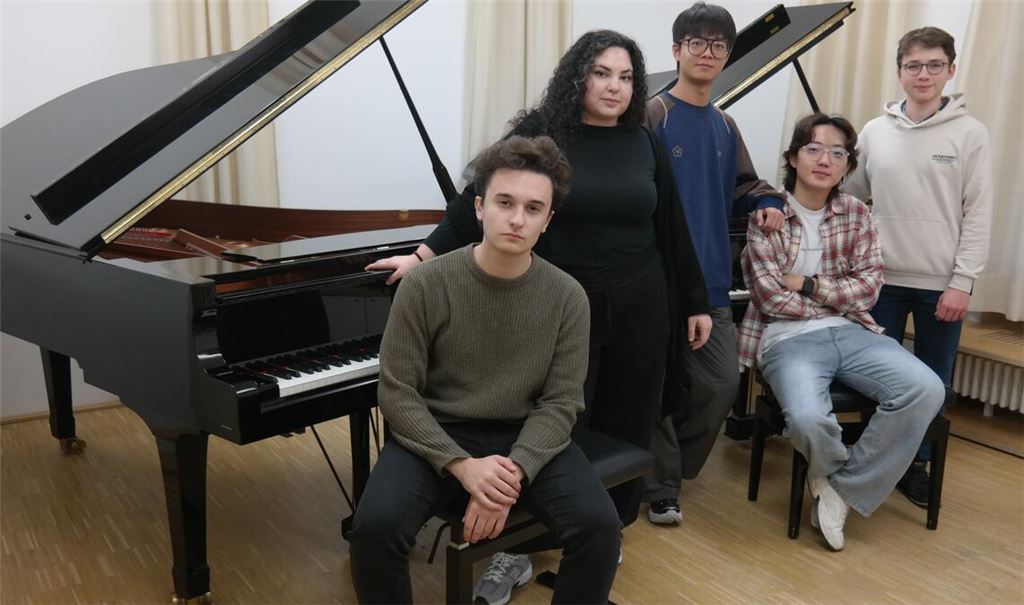 Die Pianisten des Abends (v.li.): Victor Vichev, Elisa Ayşem Bölükbaşı, Zishang Liu, Haotian Zhang, Julius Dehnen.  Foto: privat