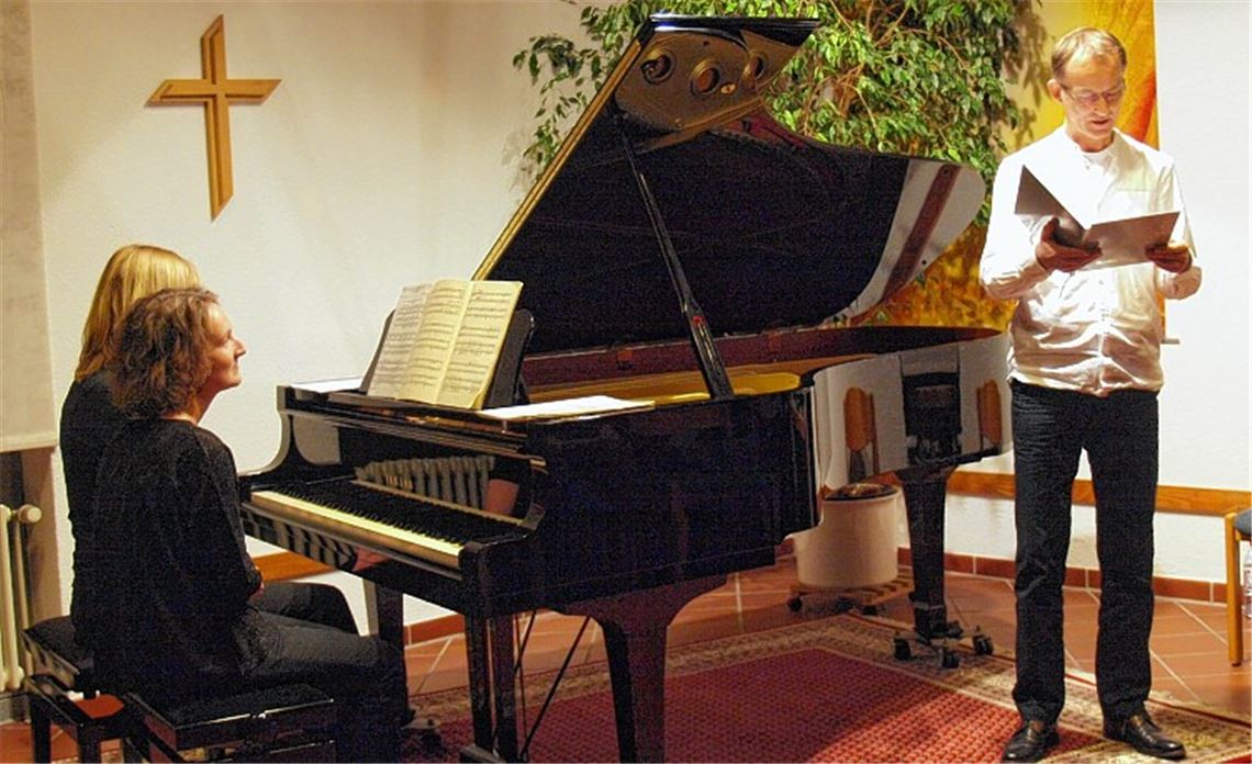 Vier Hände und eine kunterbunte Tierwelt