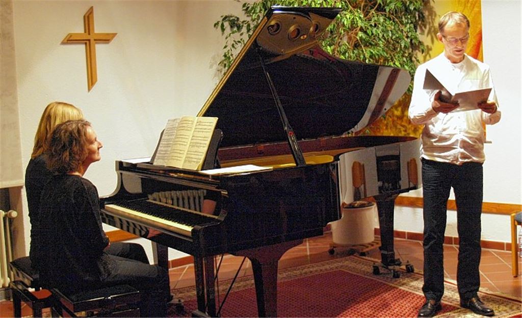 Vier Hände und eine kunterbunte Tierwelt