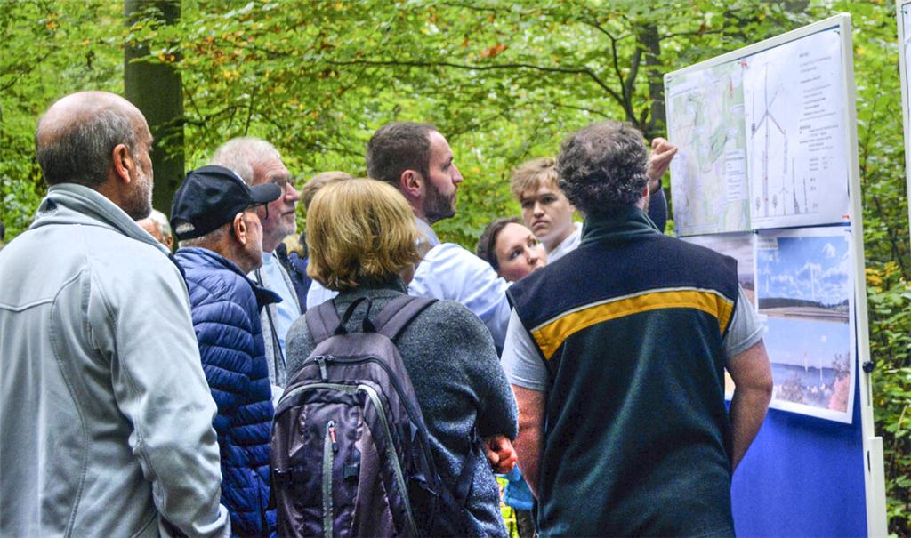 Die Pläne – bereitgestellt von der den Projektgegnern – werden genau studiert. Verantwortliche des Vorhabens sind trotz Einladung nicht vor Ort. Fotos: Stahlfeld