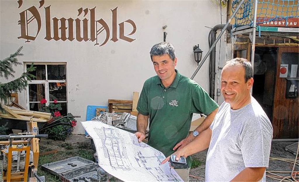 Die Pläne werden Realität: Jürgen Krauth (li.) baut die Illinger Ölmühle um und bespricht sich momentan fast täglich mit seinem Architekten Andreas Kiefner. Foto: Goertz
