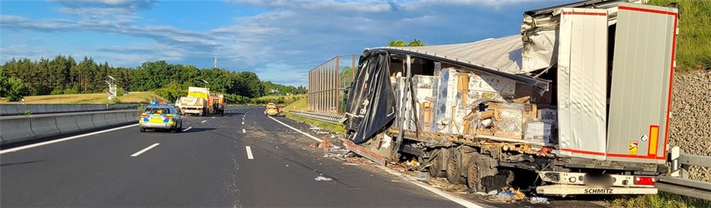 Die Plane eines Sattelzugs ist bei einem Unfall aufgerissen worden. Foto: Gress/Einsatz-Report24
