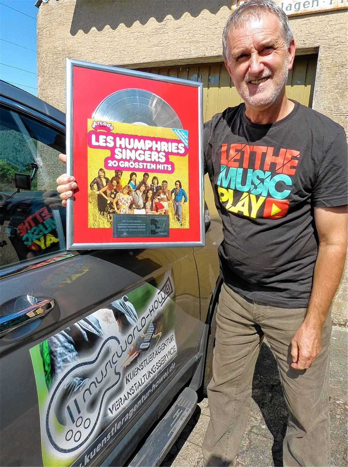 Die Platinplatte von „Les Humphries Singers“ hat Horst Weilacher ersteigert. Sein Schätzchen, das mal „richtig viel Geld gekostet hat“, wie der Pforzheimer sagt, der seit Anfang dieses Jahres sein Hobby zum „Zweitberuf“ gemacht und eine Künstleragentur gegründet hat. Foto: Roth