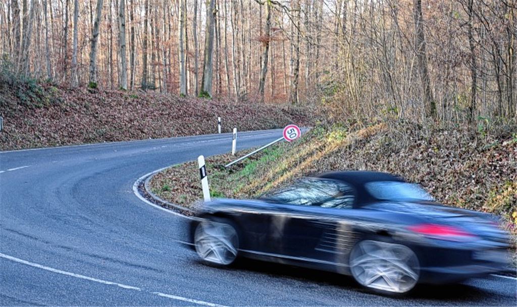 Die Plattenwaldstrecke hat ihre Tücken: Aufgrund einer Vielzahl von Unfällen haben die Behörden im vergangenen Jahr reagiert und für weitere Tempobegrenzungen an der Strecke gesorgt. Viele Autofahrer kritisierten die Maßnahme, schließlich knickten Vandalen die Schilder um. 