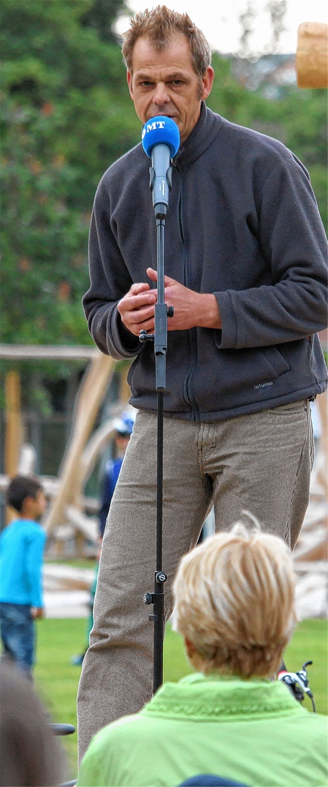 Die Poeten „Thon“ (re.) und Volker Henkel (li.) überzeugen die Jury bei der Dichterschlacht auf der Leseinsel des Mühlacker Tagblatt und slammen sich ins Halbfinale.