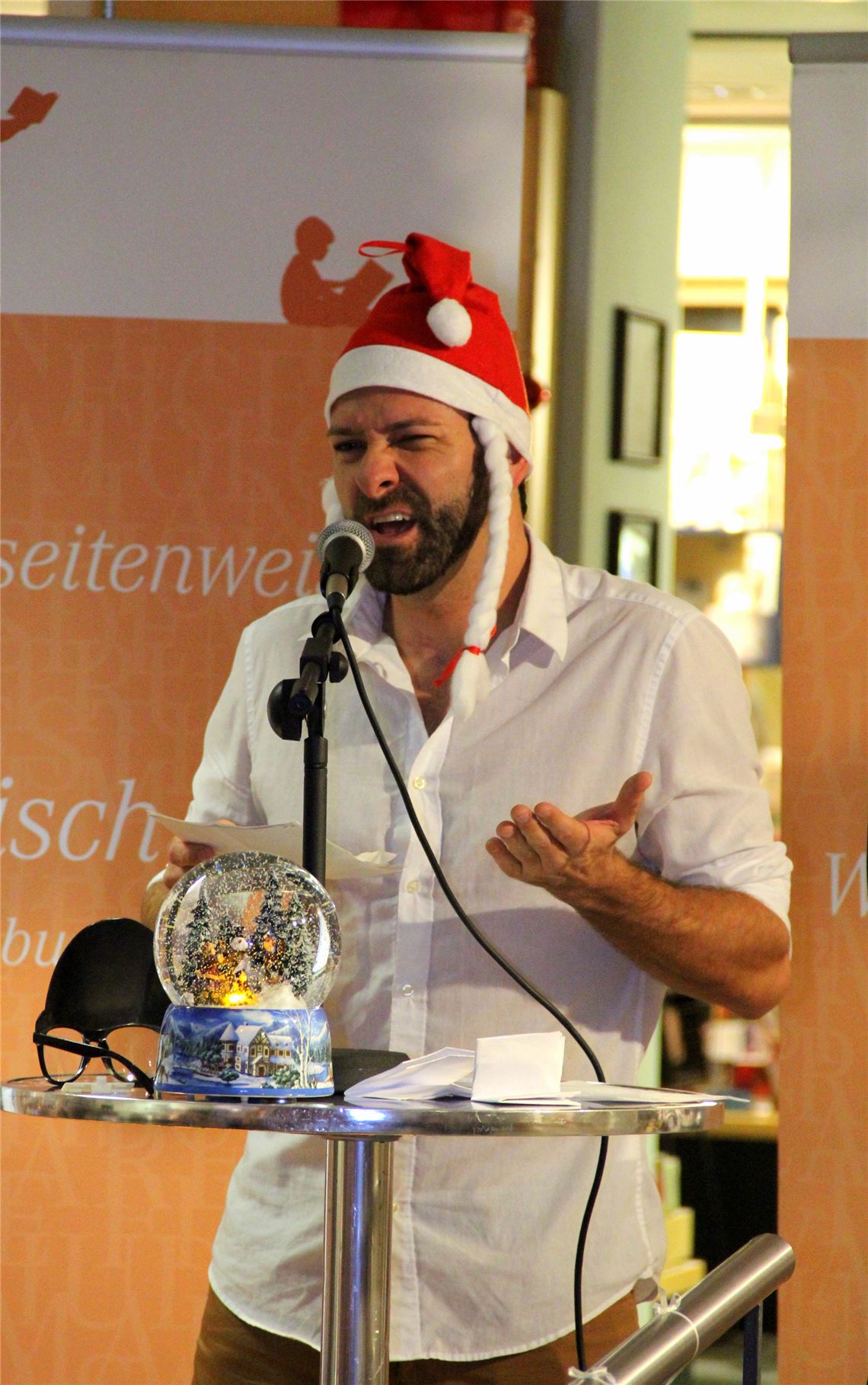 Spontane Slammer und sogar Sänger Die Poetry Slammer – wie Torsten aus Pforzheim – bescheren dem Publikum einen vergnüglichen Abend. Foto: Schurlik