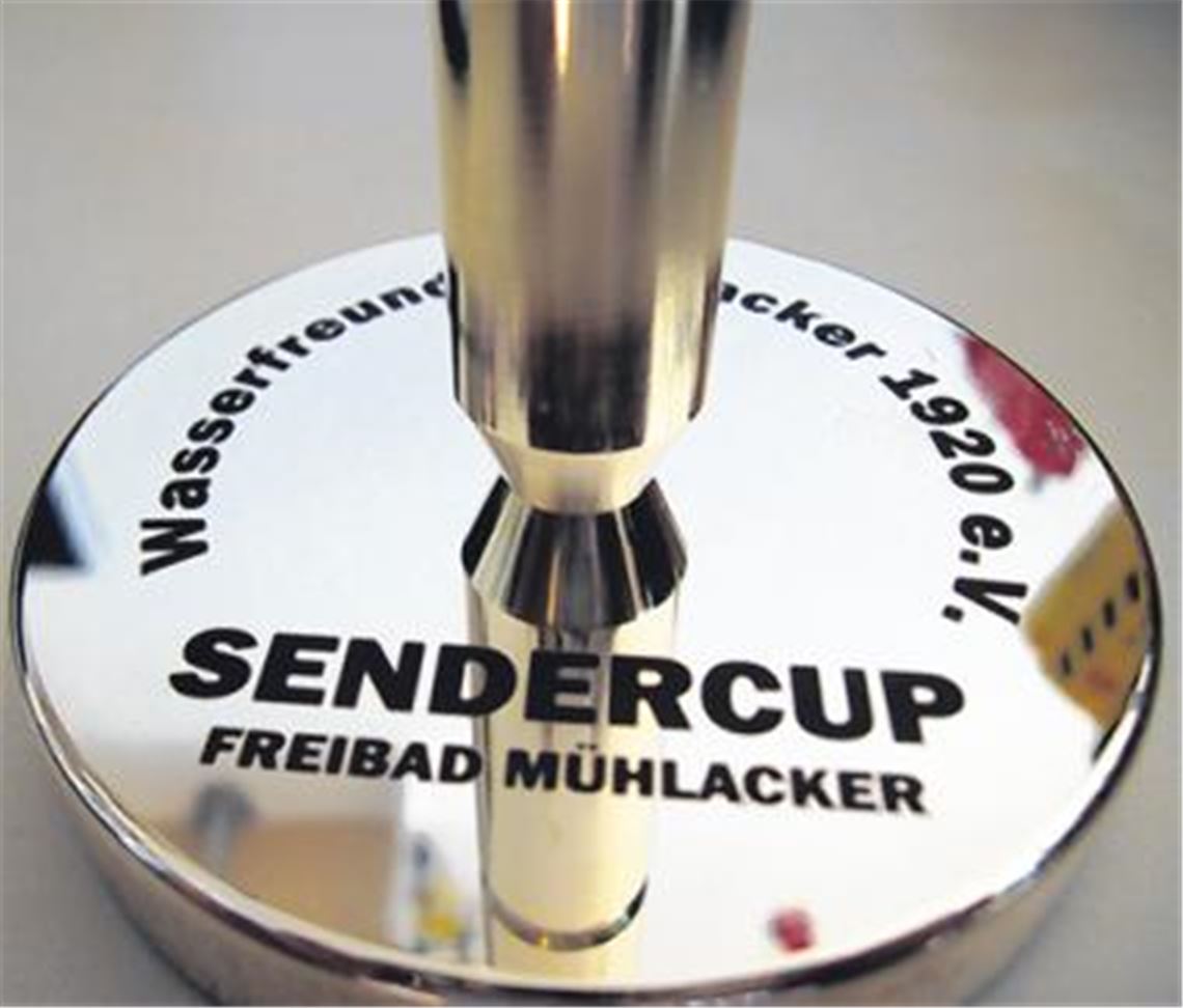 Die Pokale und Medaillen haben die Wasserfreunde Mühlacker eigens für den Internationalen Sendercup gestalten lassen. In Gänze enthüllen wollen sie die Trophäen jedoch erst kurz vor dem Beginn der Wettbewerbe. Foto: Geltz