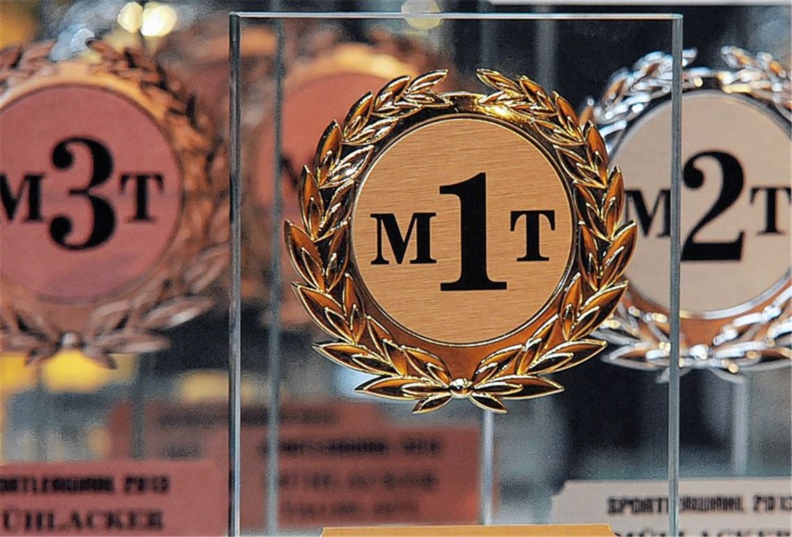 Die Pokale warten schon auf die Sieger. Bei der Ehrungsfeier heute in einer Woche werden die Wahlsieger bekanntgegeben.