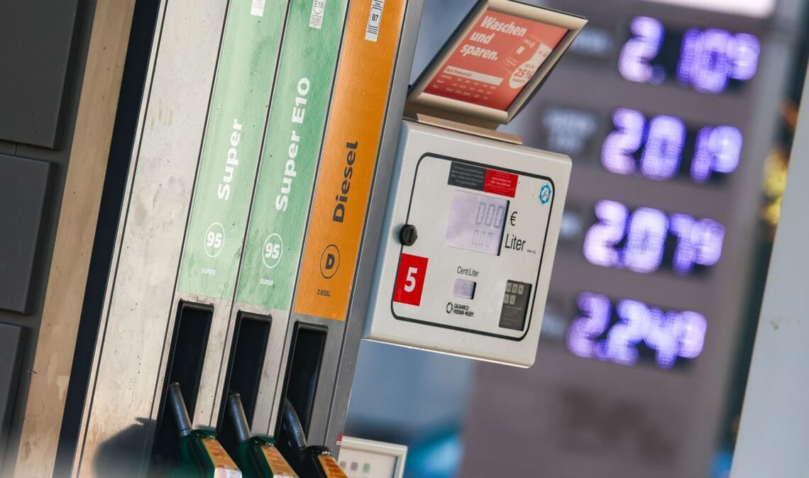Die Politik fordert eine genaue Prüfung der Preisentwicklung an den Tankstellen (Symbolfoto).
