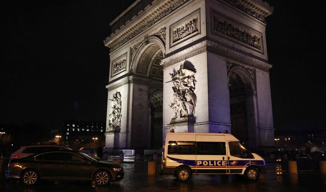 Die Polizei am Tatort: dem Arc de Triomphe.