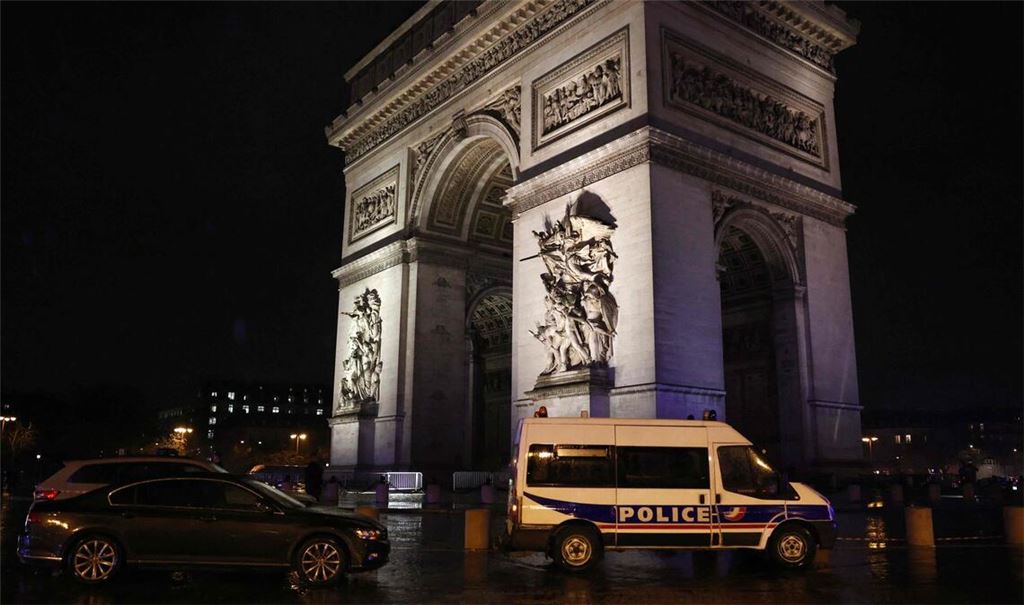 Die Polizei am Tatort: dem Arc de Triomphe.
