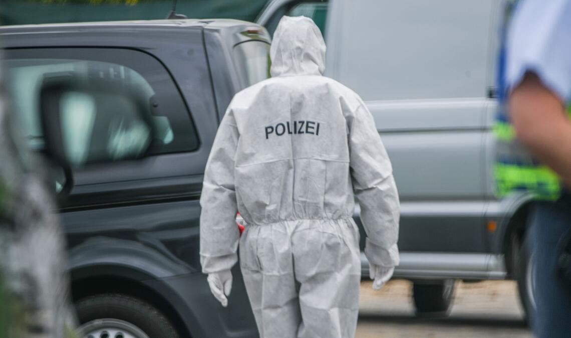 Die Polizei befindet sich nach dem Leichenfund im Großeinsatz.
