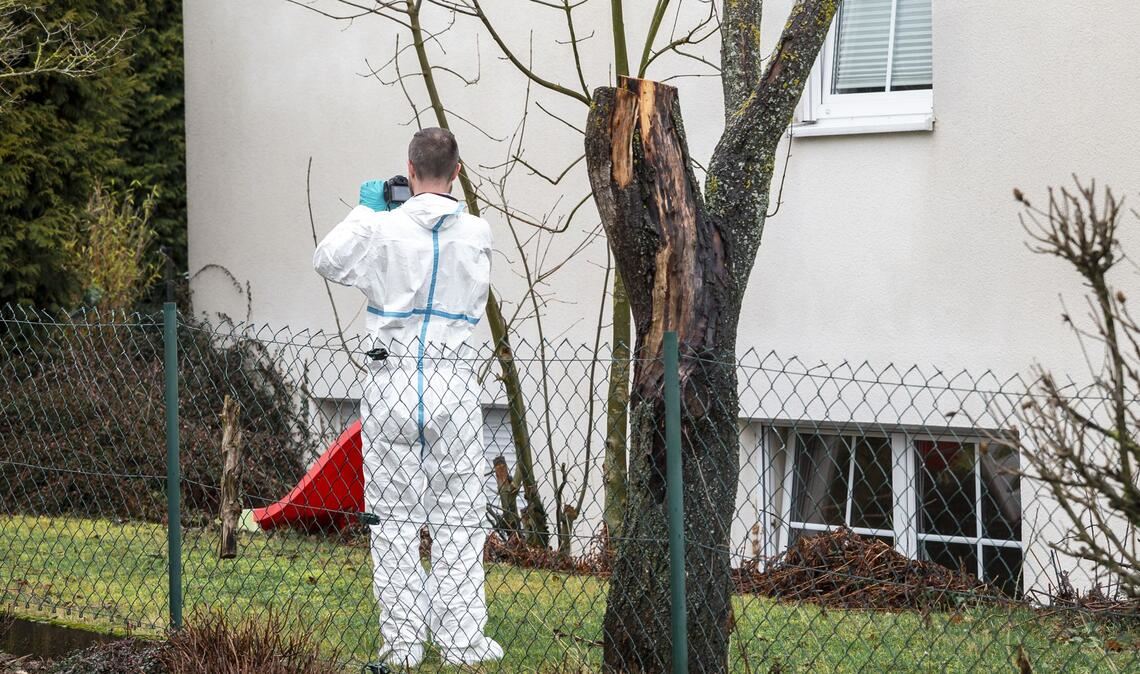 Die Polizei bei der Spurensicherung.