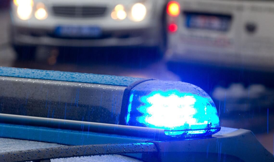 Die Polizei berichtet, dass der mutmaßliche Verursacher geflüchtet sei. (Symbolbild)