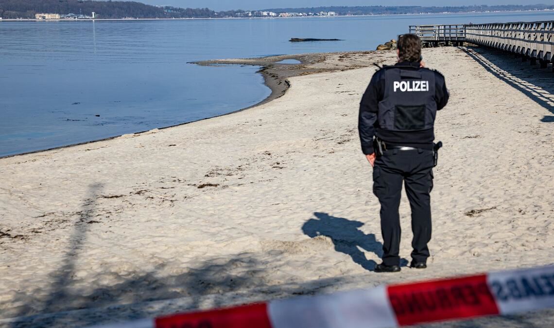 Die Polizei bittet darum, sich dem Wal nicht zu nähern, um ihn nicht zusätzlich zu stressen.