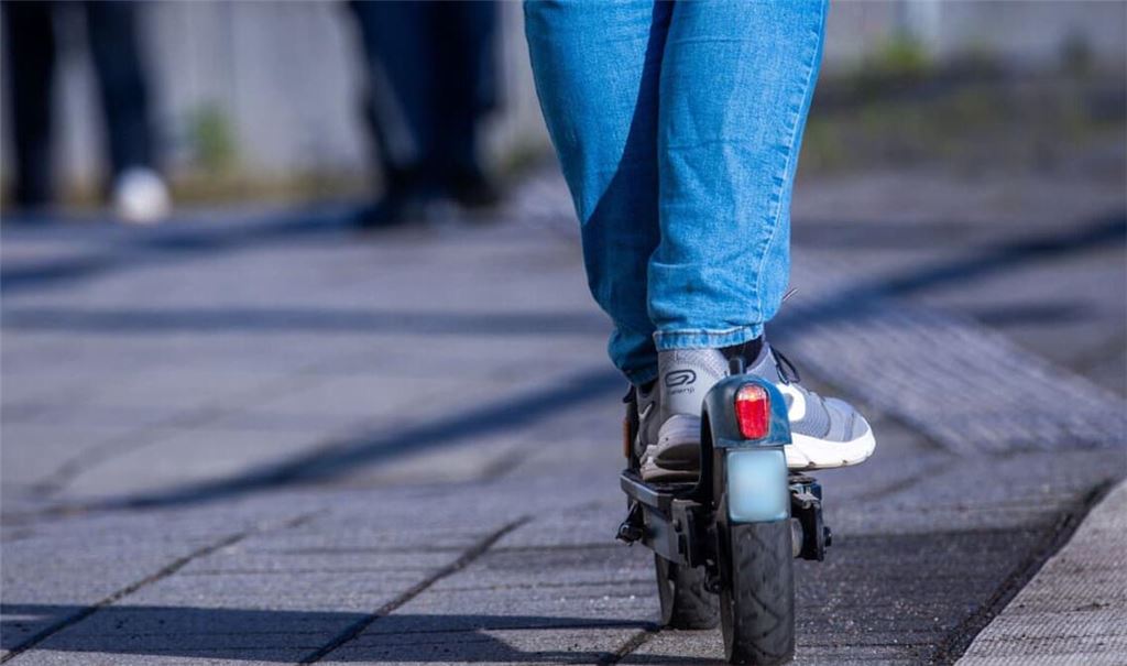 Die Polizei bringt den jungen E-Scooter-Fahrer nach Hause. (Symbolbild)