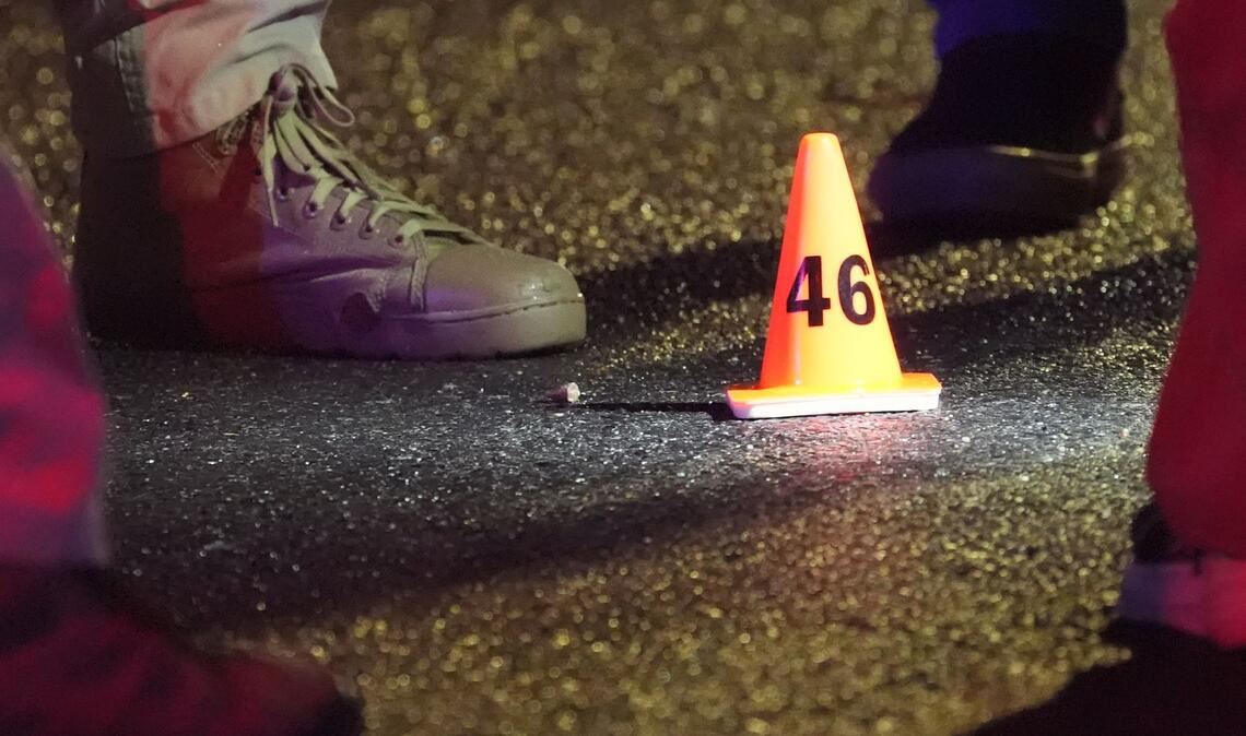 Die Polizei des US Secret Service steht an einem Tatort in der Nähe des Weißen Hauses. In unmittelbarer Nähe des Weißen Hauses haben Sicherheitskräfte Schüsse eines mutmaßlichen Angreifers erwidert und diesen dabei tödlich verletzt.