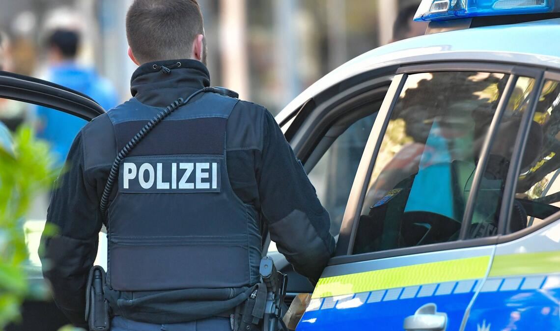 Die Polizei drohte dem Mann mit einer Endoskopie (Symbolbild).