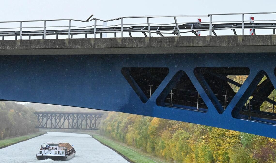 Unfall mit drei Toten im Kanal – Polizei untersucht Leichen Die Polizei ermittelt die Hintergründe des Unfalls an der Brücke.