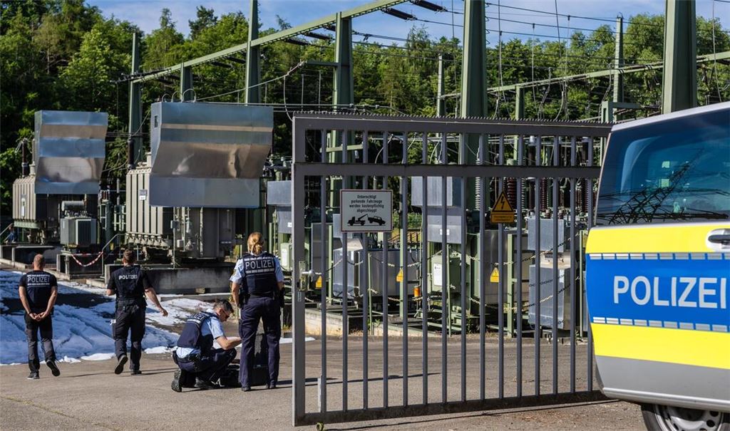 Die Polizei ermittelt nach dem Brand in einem Umspannwerk in Reutlingen.