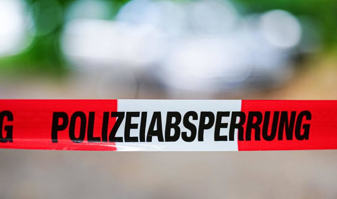 Die Polizei ermittelt nach dem Leichenfund. (Symbolfoto)