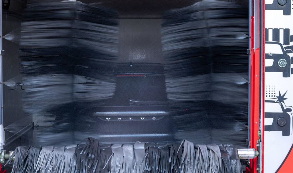 Die Polizei ermittelt nach einem Unfall an einer Autowaschanlage. (Symbolfoto)