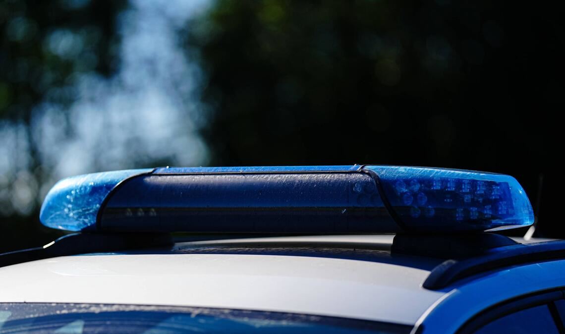 Metallhaken durchschlägt Windschutzscheibe Die Polizei ermittelt nun, woher der Metallhaken kam auf der A6 bei Heilbronn kam (Archivbild).