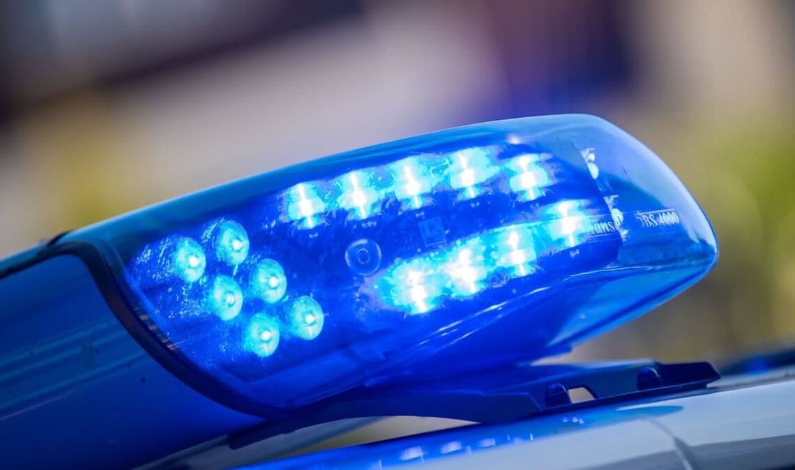 Die Polizei ermittelt und sucht nach Zeugen. (Symbolbild)