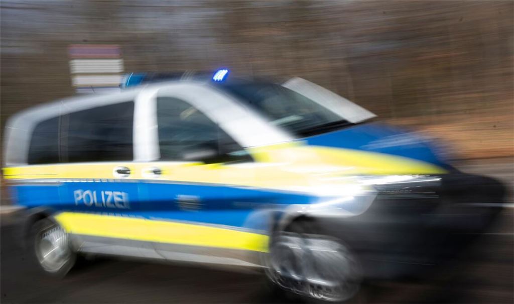 Die Polizei ermittelt, warum ein Mann mit seinem Auto im Kreis Heilbronn in den Gegenverkehr geraten ist (Archivbild).