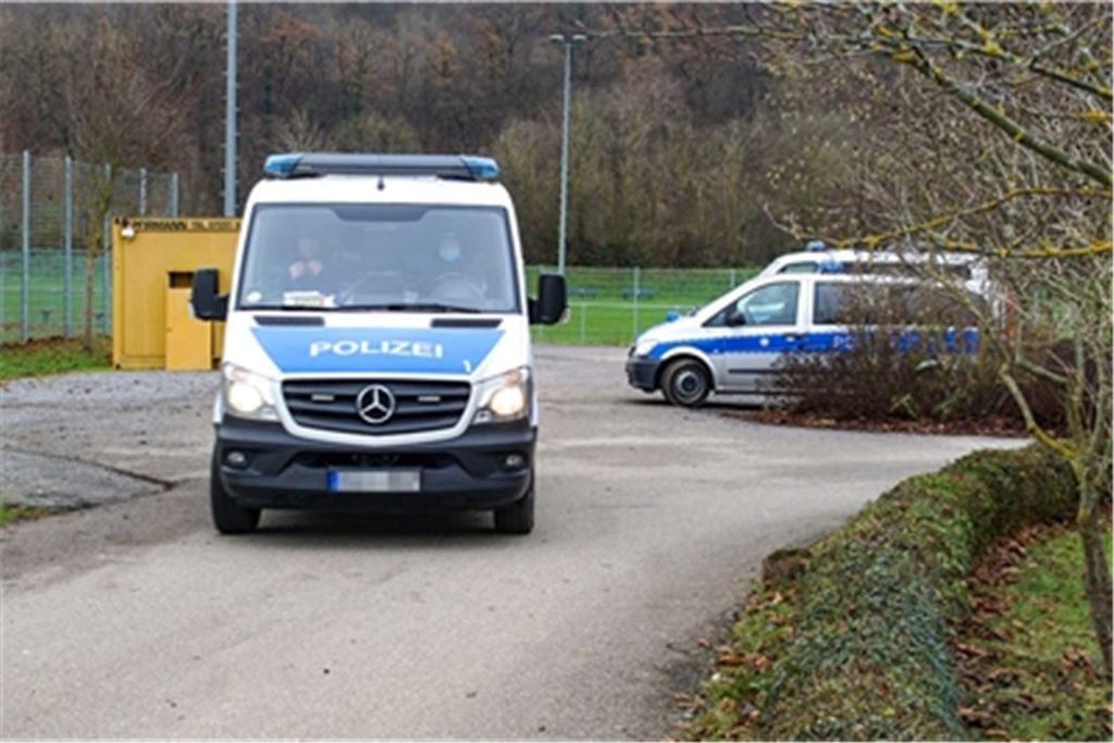 Die Polizei ermittelte nach der Tat intensiv – unter anderem in Enzberg beim Fußballplatz der Viktoria, wo die Leiche des 51-jährigen Opfers gefunden wurde. Foto: Archiv
