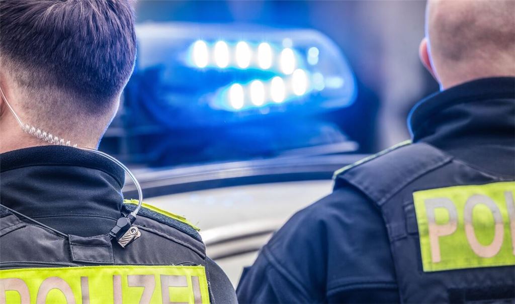 Die Polizei fahndet nach den beiden Angreifern. (Symbolfoto)