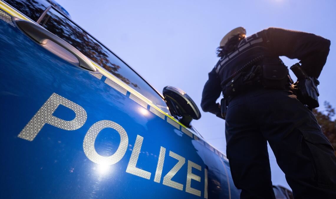 Die Polizei fixierte den Mann am Boden, als dieser den Bus verließ. (Symbolfoto)
