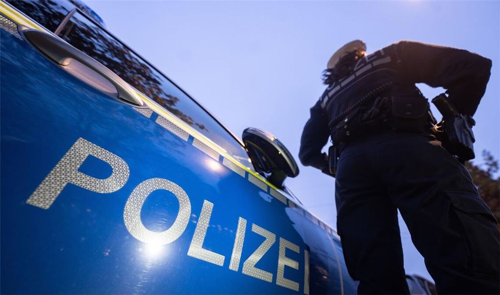 Die Polizei fixierte den Mann am Boden, als dieser den Bus verließ. (Symbolfoto)
