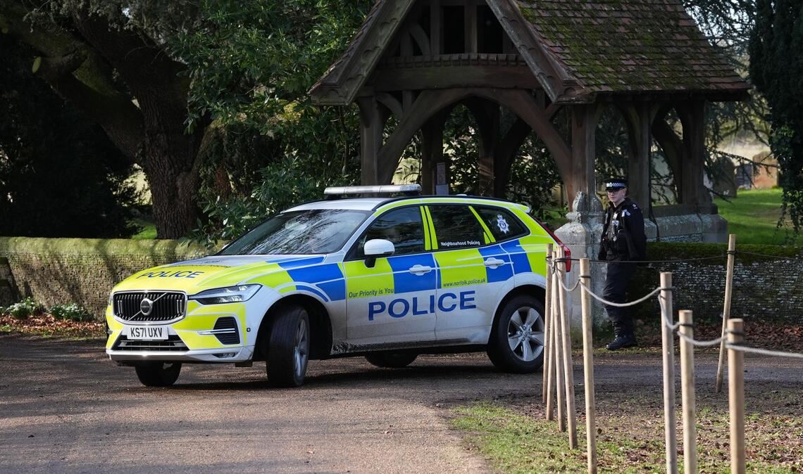 Die Polizei führt ihre Ermittlungen gegen Andrew fort.